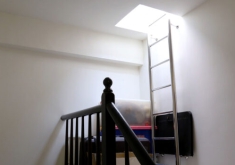 So sánh tấm thăm trần cố định và tự động