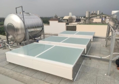 So sánh giếng trời tự động và giếng trời cố định First Metal